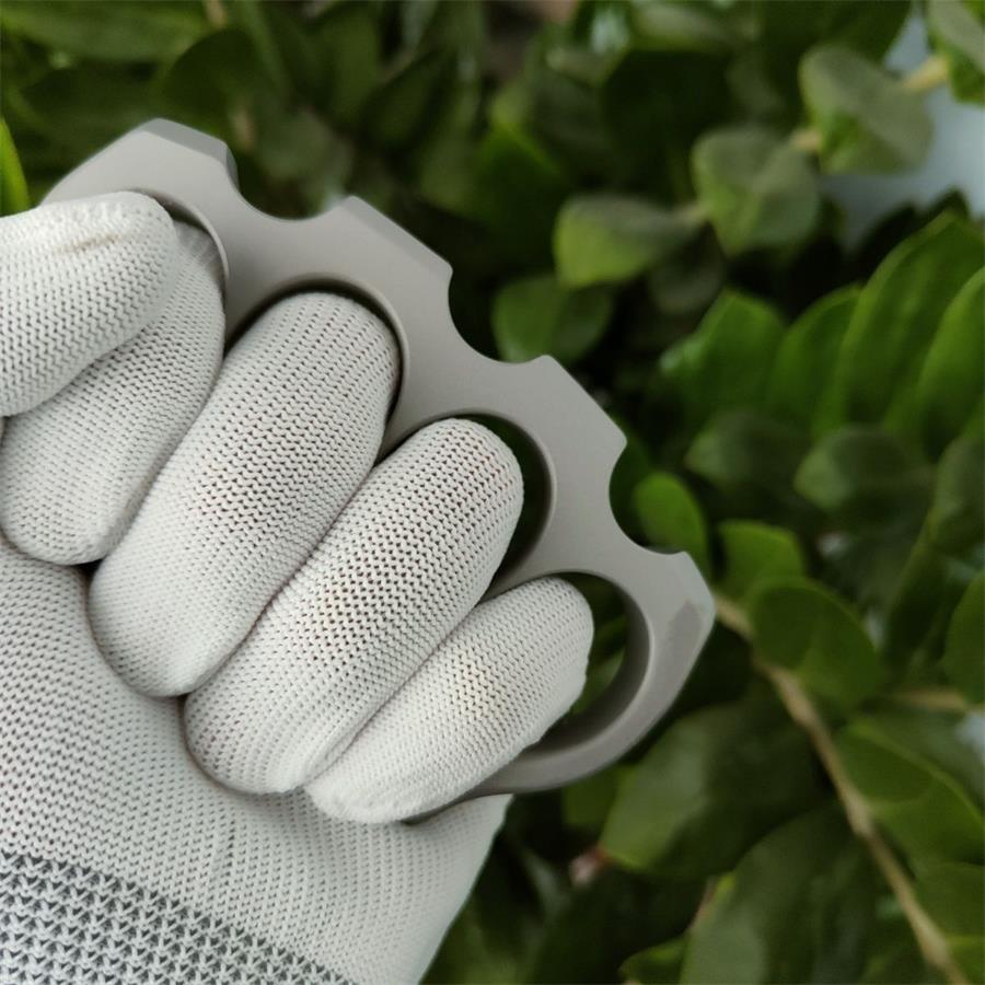 Sandblasted Titanium Alloy Four Hole Outdoor Tool